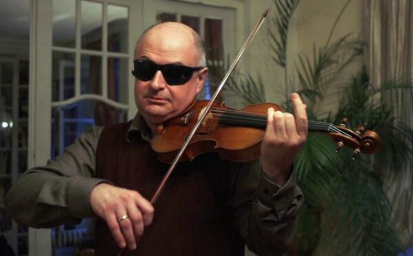 Какой музыкант был слепым. Стих про слепого музыканта. Рэй чарльз робинсон. Незрячие знаменитости. Стиви уандер мультиинструменталист.