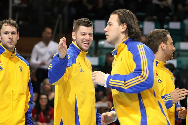 Bertrand_Delh's tweet photo. C’est ce qu’on appel se prendre « un vent » de toute beauté :) #handball cc @SwissHandball http://t.co/QMq5I20wfj