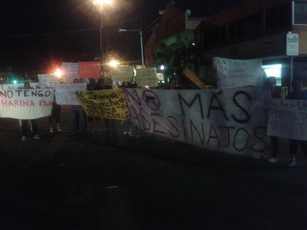 rstcialomas's tweet photo. Asi es sin miedo RT @VECFlorAmarillo: Y seguimos en la Calle SIN MIEDO! #7A http://t.co/OISyJLOyCT