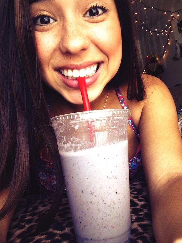 niquecheeks's tweet image. Best Breakfast Smoothie I've ever had!! 😍😍 #mojobowl