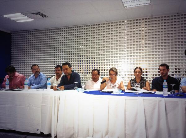 AHETA <a href="/marybmedina/">Marybmedina</a> <a href="/afeetaca/">AFEET ACAPULCO</a> <a href="/AcapulCoparmex/">COPARMEX Acapulco</a> <a href="/hbdaoficial/">Habla Bien de Aca</a> firman carta solicitando descuento hastaEne'15 en Autopista