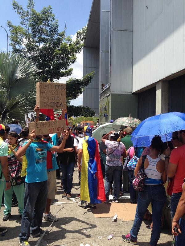 CarlosGraffe's tweet photo. VALENCIA! Llegamos al bicentenario,a conversar con los cientos q desde la madrugada hacen cola pa comprar comida! 1pm http://t.co/8mPZxUksXj