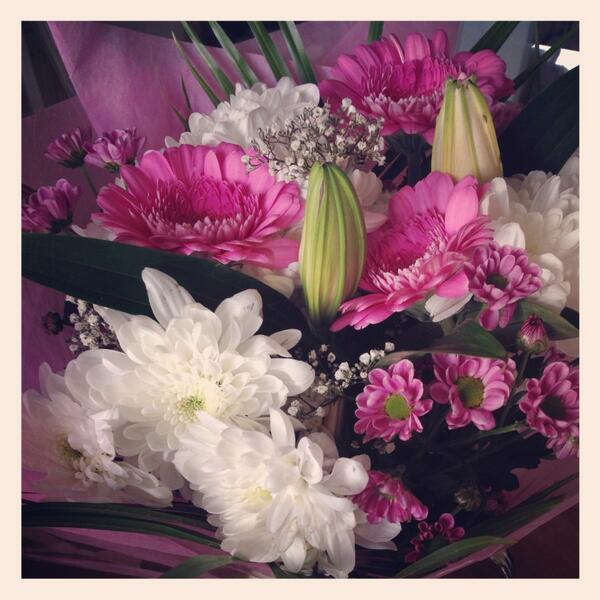 GwynethHedges's tweet image. Thank you for the beautiful flowers @caryswors - you are actually too cute! 💗