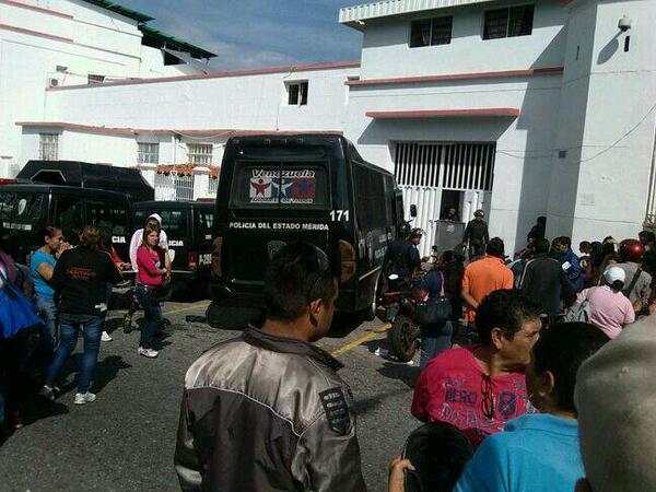 ElMeridenazo's tweet photo. Reportan traslado de privados de libertad en el reten de Polimerida http://t.co/NDFuEFJ9EU