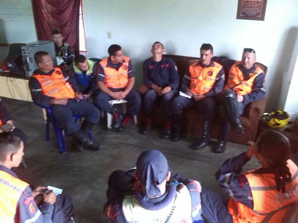 GthumanoCBM's tweet photo. Seguimos trabajando para el personal bomberil escuchando los requerimientos d la estación guayabones @cnb_merida http://t.co/NjX24VmzTk