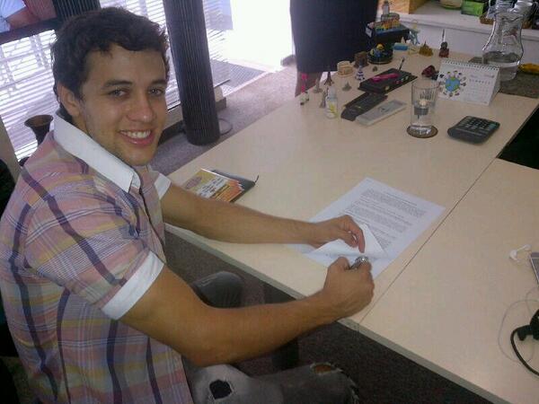 LaFiesteraMusic's tweet photo. Que será, que será... el nuevo desafio de nuestro cantante?  @josema_8c @8corazones  @fans_8corazones http://t.co/gfuFRa6xei