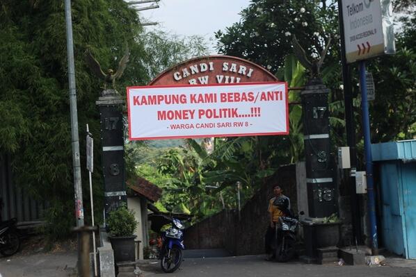 detikcom's tweet photo. Cegah "Serangan Fajar", warga Candisari, Semarang pasang spanduk pengumuman #detikPemilu2014 http://t.co/xYfA1M945D http://t.co/RplIgAlREG