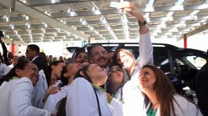 SIN24Horas's tweet photo. Presidente Danilo Medina se suma a la fiebre de los "selfies" durante acto inaugural en la Unión Médica del Norte. http://t.co/XtZctGjfEJ