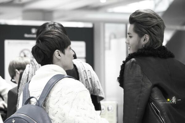 ALWAYs_KRAY's tweet photo. [PIC] ดูหนูอี้อ้อนพี่คริสสิครับ ใครจะไปทนไหว (cr: 真一) #KrisLay http://t.co/rrBguHXZLg