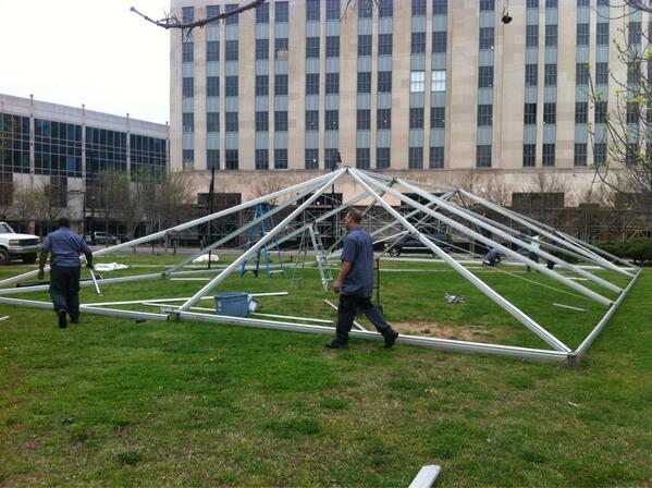 RTPStartupDig's tweet image. Tent going up for Paradoxos!  #Paradoxos2014