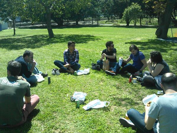 oBirdman's tweet photo. Spring has arrived. First lunch in the park of 2014 with our co-workers from @Liberdade229 http://t.co/OVUIHMNENH