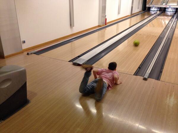 HawkleyHallPE's tweet image. Bowling night
First time Nicky has fallen all week! Not skiing though, BOWLING!
#epicfall
#Prato14