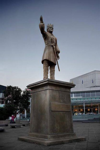 Esto es un insulto para todos los reyes. seven hells! podrían haberlo hecho un poco "mas" bello.