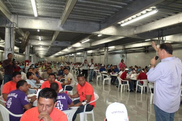 JC_Varela's tweet photo. Conversando con más de 700 empleados en May's Zona Libre sobre la renovación de Colón y Sanidad Básica #Panamá http://t.co/1H0ItNf00K