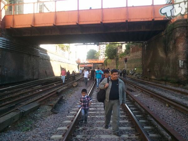 Una demora en el tren Sarmiento hizo que los usuarios caminaran por las vías BkuFiOiIUAAPwdh