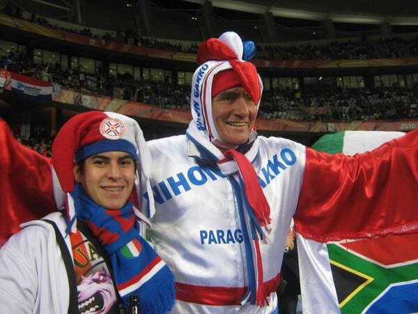 LosChaposFC's tweet photo. Compartió escenarios con grandes bandas, recorrió el mundo desparramando talento y representando al pais. http://t.co/cS3Zxc5frO