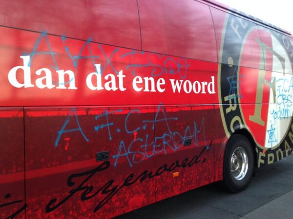 Doe het dan zonder spelfouten. #asterdam RT <a href="/feyenoordpings/">Feyenoordpings 🔴⚪️</a>: Spelersbus Feyenoord beklad door Ajax-supporters.
