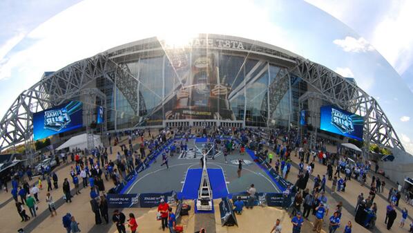 CBSNewsTexas's tweet photo. Fan photos from the #NCAAChampionship at @ATTStadium http://t.co/zhbumPr8Tn #CBSDFWFinalFour http://t.co/WchGlWOfu9