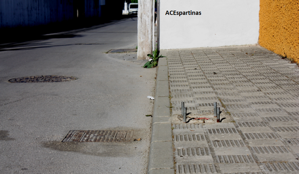 ACEEspartinas's tweet photo. Camino de Umbrete, #Espartinas. (2/5)
Eliminación de "pinchos" de la calzada. http://t.co/T4HSLalRig