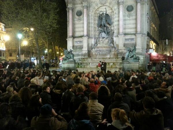 Sentinelles_fr's tweet photo. En ce 8 avril :
 - 75 veillées en France 
 - près de 500 #Veilleurs place Saint Michel ! 
 Sachez qu' #ONLR @Elysee http://t.co/GDzU6Ero17