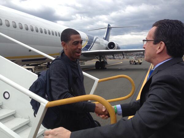senatorduff's tweet photo. RT @AndrewDoba: .@GovMalloyOffice greets @CoachKO_UConn on the tarmac. #NationalChamps #UConnHoops #BleedBlue http://t.co/KAbqNM0tSC
