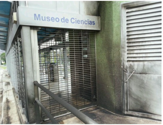 YVKE_Mundial's tweet photo. Grupos fascistas incendiaron dos estaciones del Trolebús de Mérida http://t.co/e1zCDzhMIZ  http://t.co/JwePwEr05y