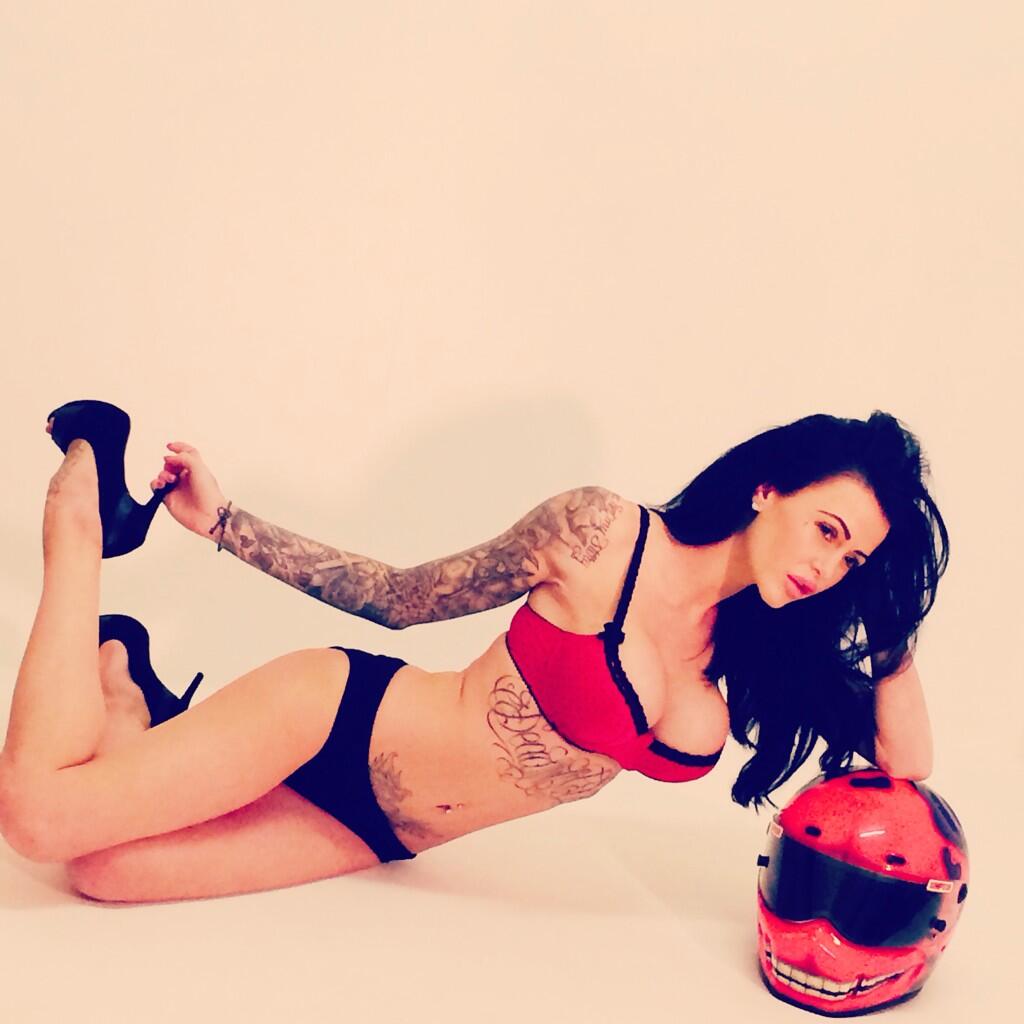 1 pic. Love my ink #newpics http://t.co/ptBxv22L6A