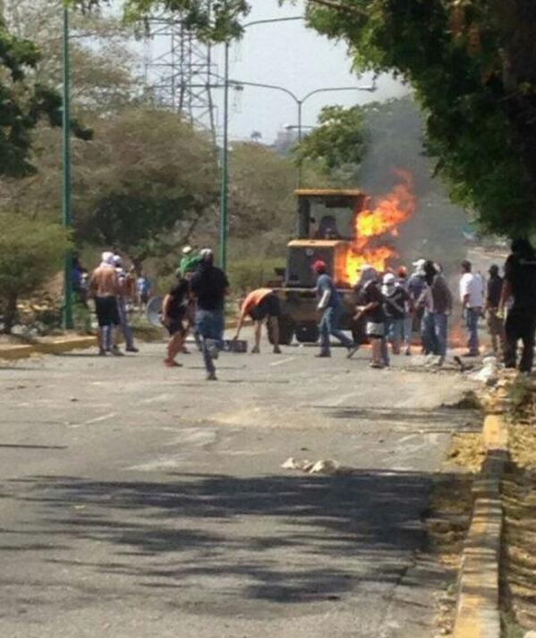 ElZulia's tweet photo. SEÑORES NO ESTAMOS JUGANDO! TODA EXCAVADORA QUE VEAMOS REMOVIENDO BARRICADAS CORRERA EL MISMO DESTINO! GUERRA AVISADA http://t.co/KRDPNLmuhK