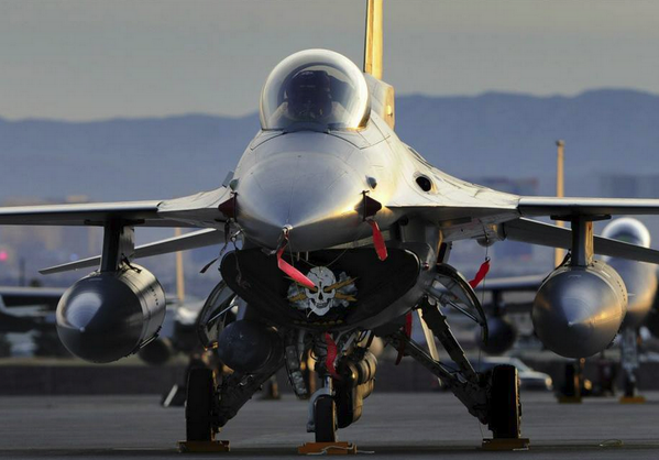 DailyJetPorn's tweet photo. F-16 http://t.co/ePeifRImcS