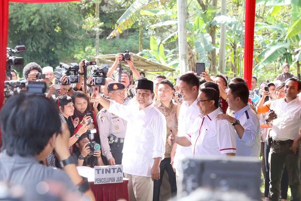 prabowo's tweet photo. Jika mengetahui ada saudara &amp; kerabat yang belum pergi mencoblos, bujuklah dirinya untuk keluar rumah dan mencoblos. http://t.co/4bmKedDngi
