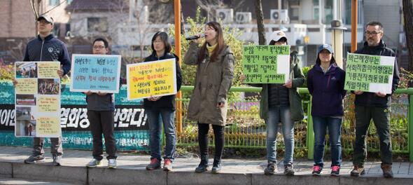 기륭전자 노조원들이 다시 거리로 나섰습니다. 1895일간 힘들게 투쟁해 정규직 고용합의를 얻어냈는데, 회사가 상장 폐지했습니다. 철야농성 100일째입니다. is.gd/gW5TcY 김민경 기자