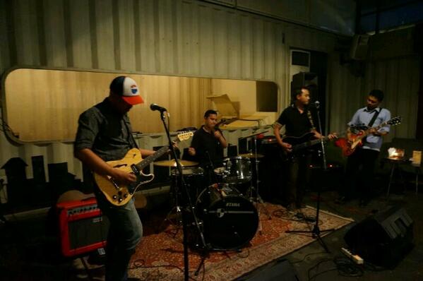 Last night performance.. POP UP! Thanks <a href="/365ecobar/">odie melody</a> @demajors_info <a href="/TreasureHiding_/">Treasure Hiding</a> <a href="/winter_issue/">winterissue</a> <a href="/FolksUnited/">Commercial Killer</a>