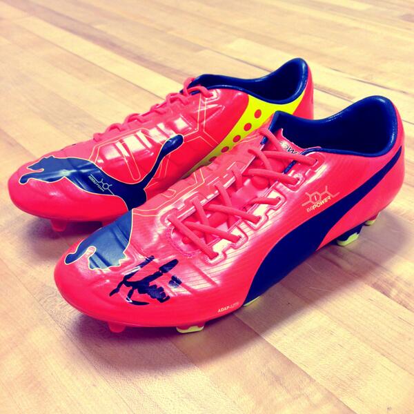 soccerdotcom's tweet image. We're giving away these PUMA #evoPOWER boots signed by Marco Reus. Follow @soccerdotcom and RT to enter!