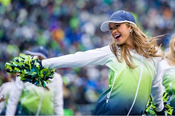 SeaGalKrystal's tweet photo. And the rain is back! Stay dry out there Seattle! ☔️#GoHawks http://t.co/HH78ckkxo4