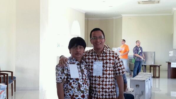 Bpk2 petugas KPPS sedang bergaya :D