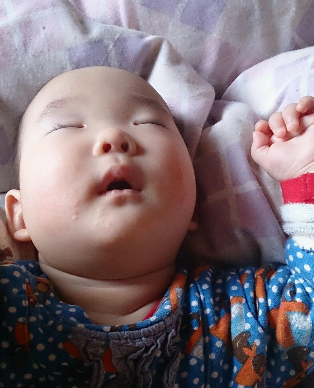 あぐ ぐっすりの息子氏 口開いてる お肉すごいけど 赤ちゃんだから良いよね ぼくはお肉減らない 写真撮ったらあごのお肉が ね Http T Co Gd2odg1xtw Twitter