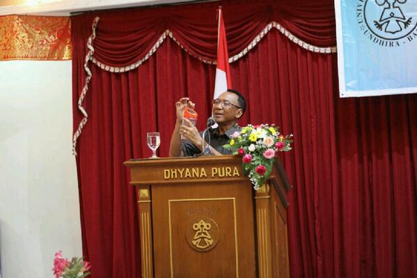 Sukses. #EnergiTerbarukan RT @SenatUndhira: Pemberian materi oleh mentri ESDM Ir. <a href="/WacikJero/">Jero Wacik</a> S.E ttg tenaga surya .