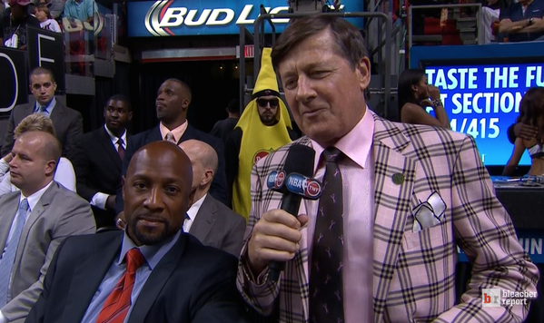 BleacherReport's tweet photo. Just a man in a banana suit hanging out behind Craig Sager and Alonzo Mourning during their interview http://t.co/r4pXXzlvRG