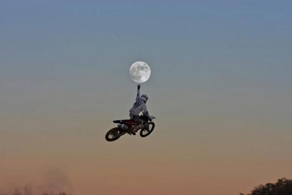 _Paisajes_'s tweet photo. Una forma mas fácil de llegar a la LUNA http://t.co/m7JEm5yYUJ