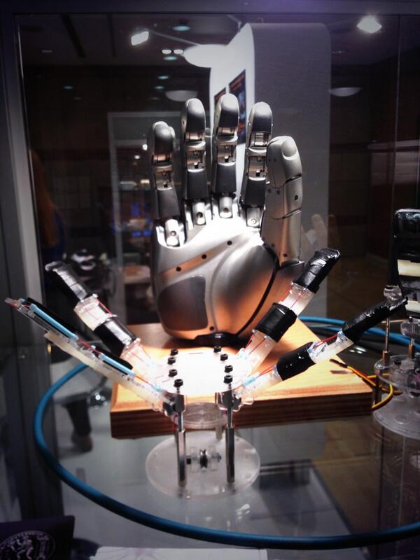 int1bh's tweet image. #indtech2014 Future Flash: new design of robot hand(closer one)! It follows the shape of object!