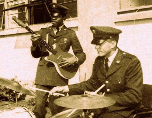 Jserrato5150's tweet photo. “@HistoryInPics: Jimi Hendrix playing with the 101st Airbourne while stationed in Fort Campbell, Kentucky in 1962 http://t.co/wrey3ZKxto”