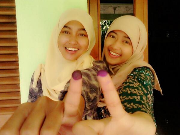 fjb_bantul's tweet photo. "@erinacd: Pertamanya nyoblos, selfie boleh doong ya :D @Lendabook #WillieVote http://t.co/lfTglx3Yfh" duh..