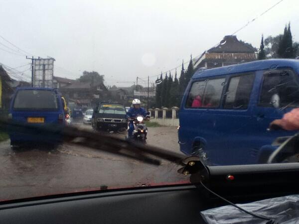 PuncakInfo's tweet photo. Hati" utk para pngendara daerah pacet cipanas air deras sampe masuk ke jln @infocianjur http://t.co/VSuu5X98mr