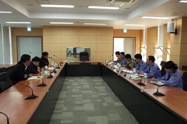 동해지방해양경찰청은 9일 선박에 장착된 위성조난신호기(EPIRB) 합동점검을 위해 한국방송통신 전파진흥원 등 5개 기관과 협조회의를 개최했습니다. 합동점검은 4.14~6.27일까지 진행됩니다.