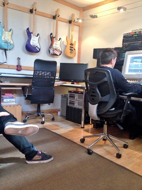 JakeJamesMusic's tweet photo. Track seriously coming together now!
#banger @Powerstudiouk @Bennydmusic @BRANDOWALK3R http://t.co/qx0QS3GUdW