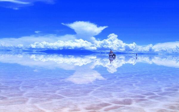 綺麗な地球の写真館 V Twitter 雨が降ると自然の鏡にもなるらしい ウユニ塩湖 ボリビア 先史時代にあった湖が干上がり 塩の層だけが残されて作られた場所 Http T Co Gpgthgugg3