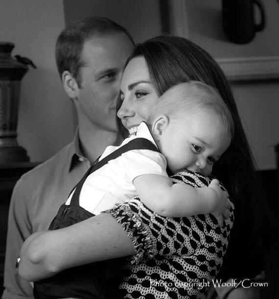 ClarenceHouse's tweet photo. Prince George cuddles up to his mum during his play date @PlunketNZ #RoyalVisitNZ http://t.co/STuUgdUl0f