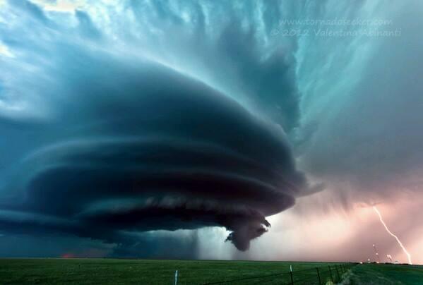 elpavorealdeco's tweet photo. La madre naturaleza, que bonita y que destructora a la vez, imagen espeluznante..#elpavoreal #tornados #decoratupared http://t.co/JOLljCrmsR