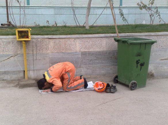 #غرد_بصورة #صور مهما كان عملك لا يمنعك من صلاتك !