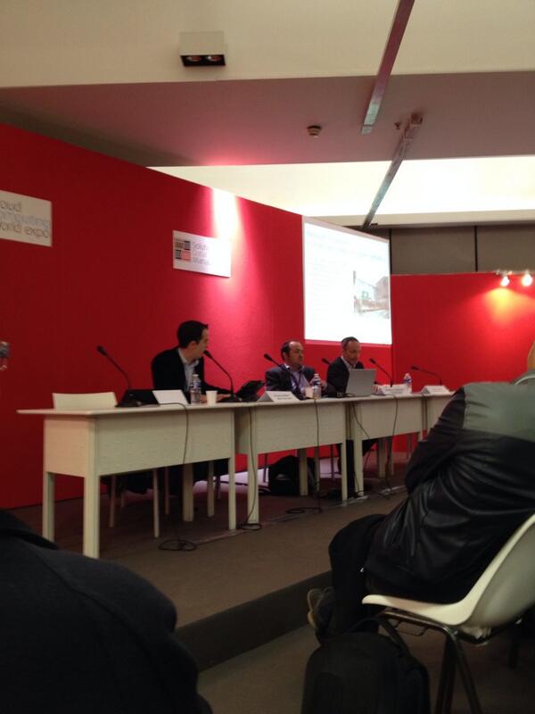 cedricLA's tweet image. @ao_laurent en plein exposé sur la  smart city au salon du #cloud #cloudcomputingworldexpo #schneider